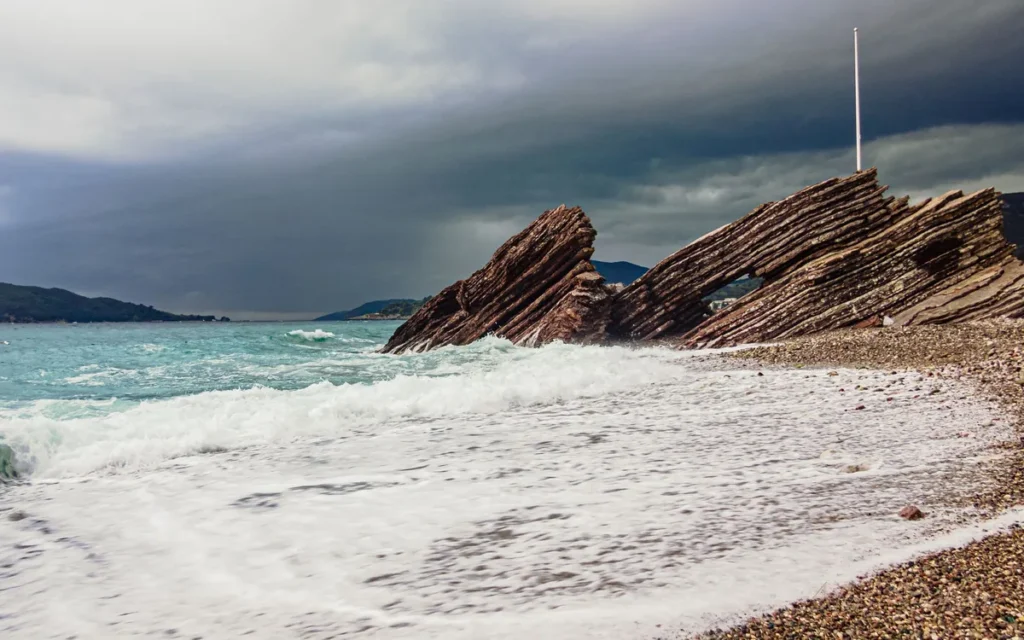 Monsun, burze i fale - czego nie pokazuje miesięczna średnia?