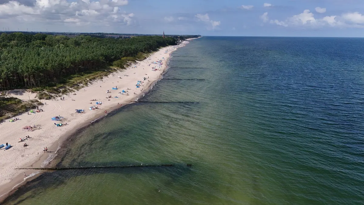najwietrzniejsze najspokojniejsze plaże popularnych