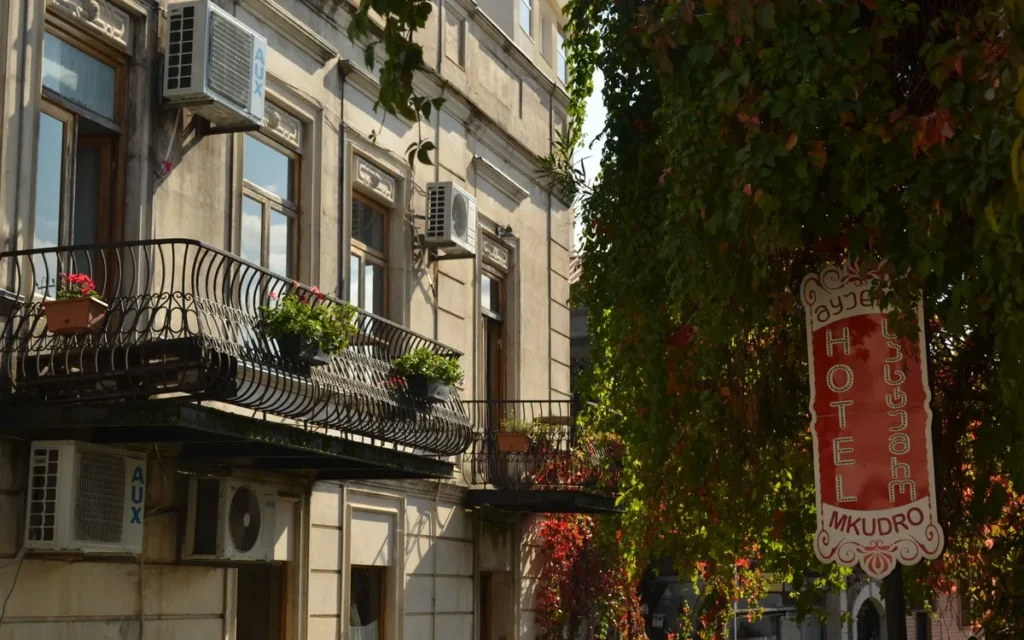 Brudna klimatyzacja w hotelu - jak rozpoznać problem i zareagować?