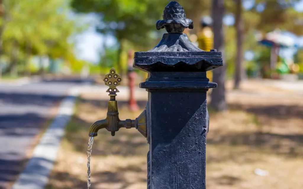 Bezpieczna woda pitna za granicą - jak ocenić kran, lód i butelkę?
