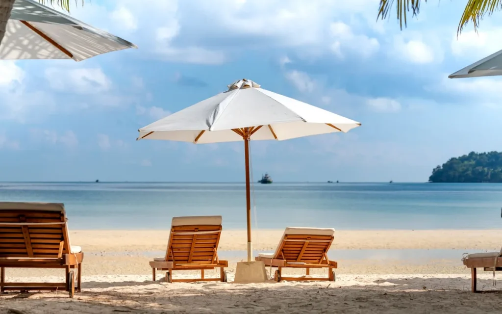Parawan plażowy i palma - co chroni, a co tylko poprawia komfort?
