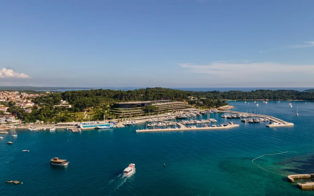 Hotel, zatoka i rafa - jak ograniczyć ryzyko wiatru?