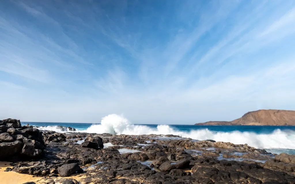 Wiatr na Lanzarote - kiedy pasaty i fale są najbardziej uciążliwe?