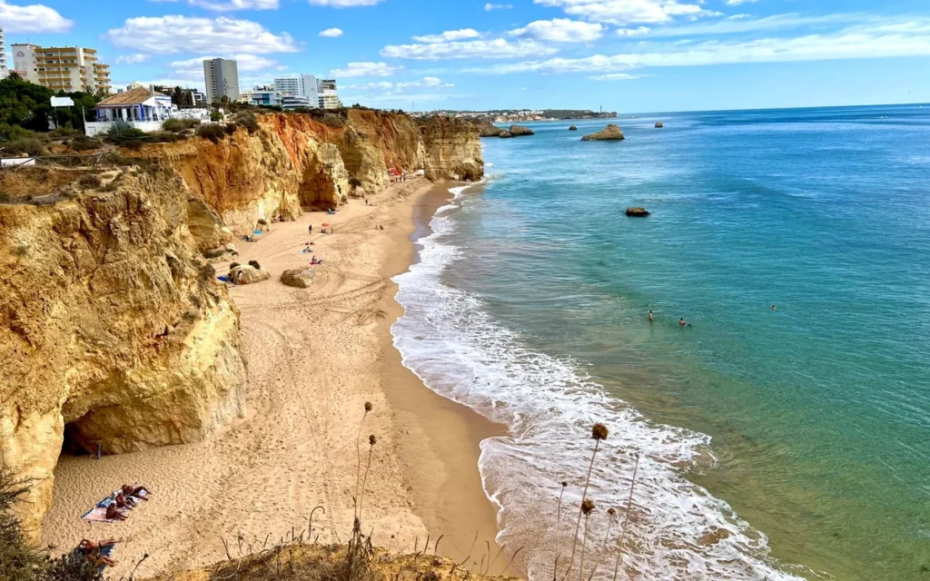 Kiedy najlepiej lecieć na Algarve po pogodę plażową?
